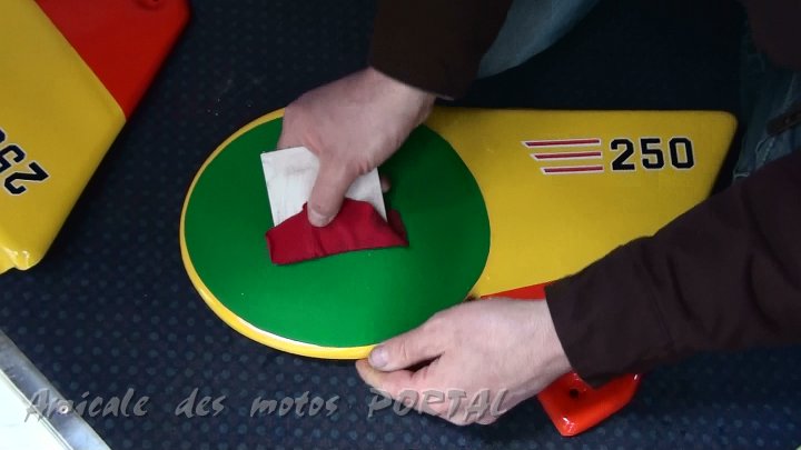 La pose des fonds de plaques latérales.JPG